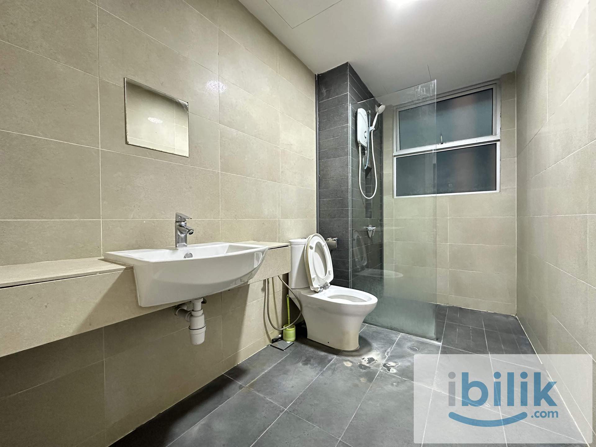 ❤️🧡💛 Larkin Condo Fully Furnished Master Room with Private Bathroom Available - Image 3