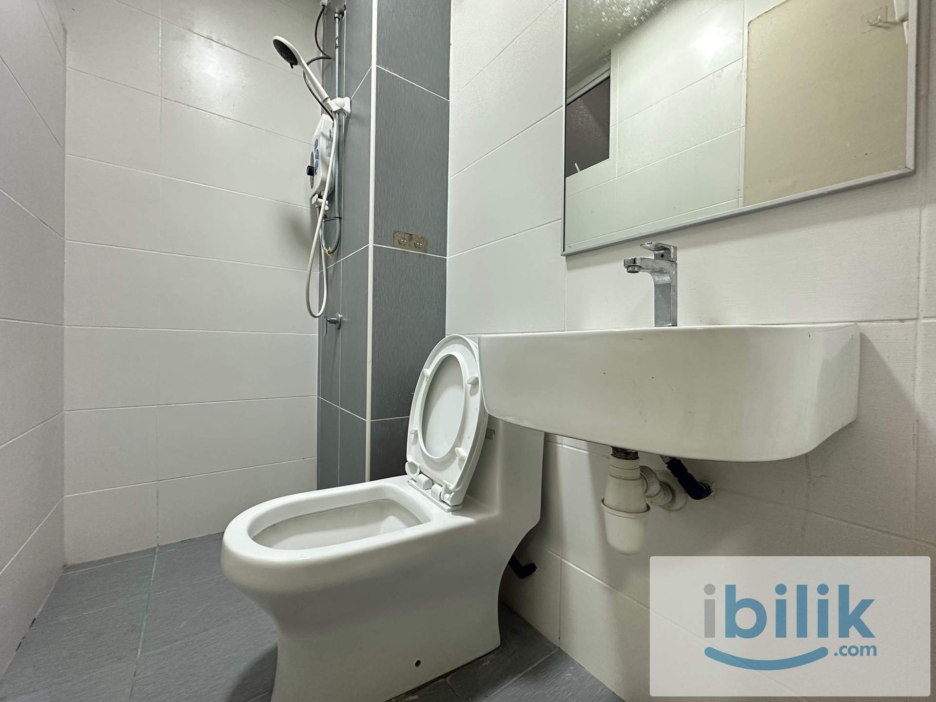 Taman Perling Condo Fully Furnished Balcony Room for Rent - Image 3