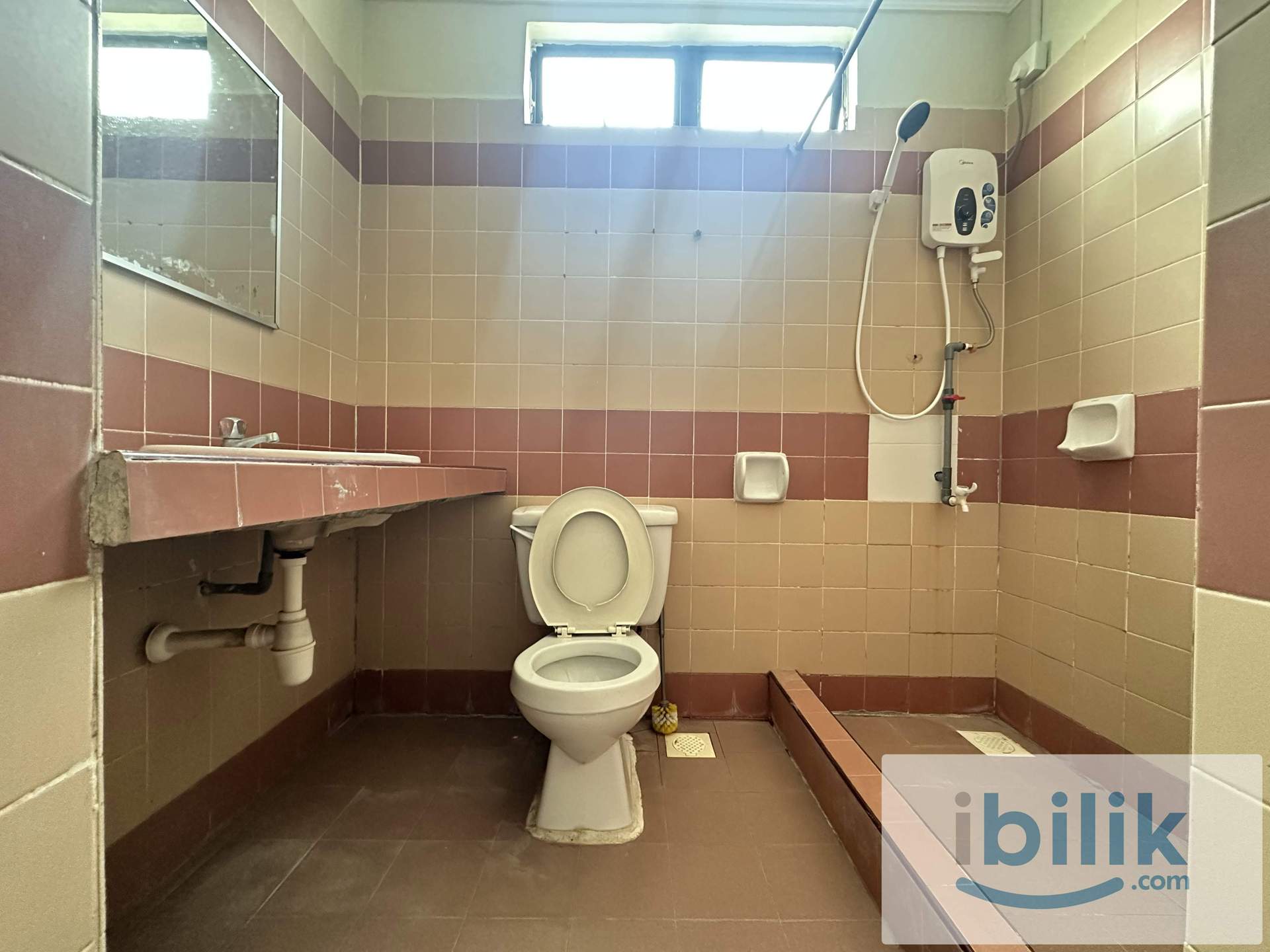 🍀Mount Austin Cozy Medium Aircon Room for Rent🍀 - Image 2
