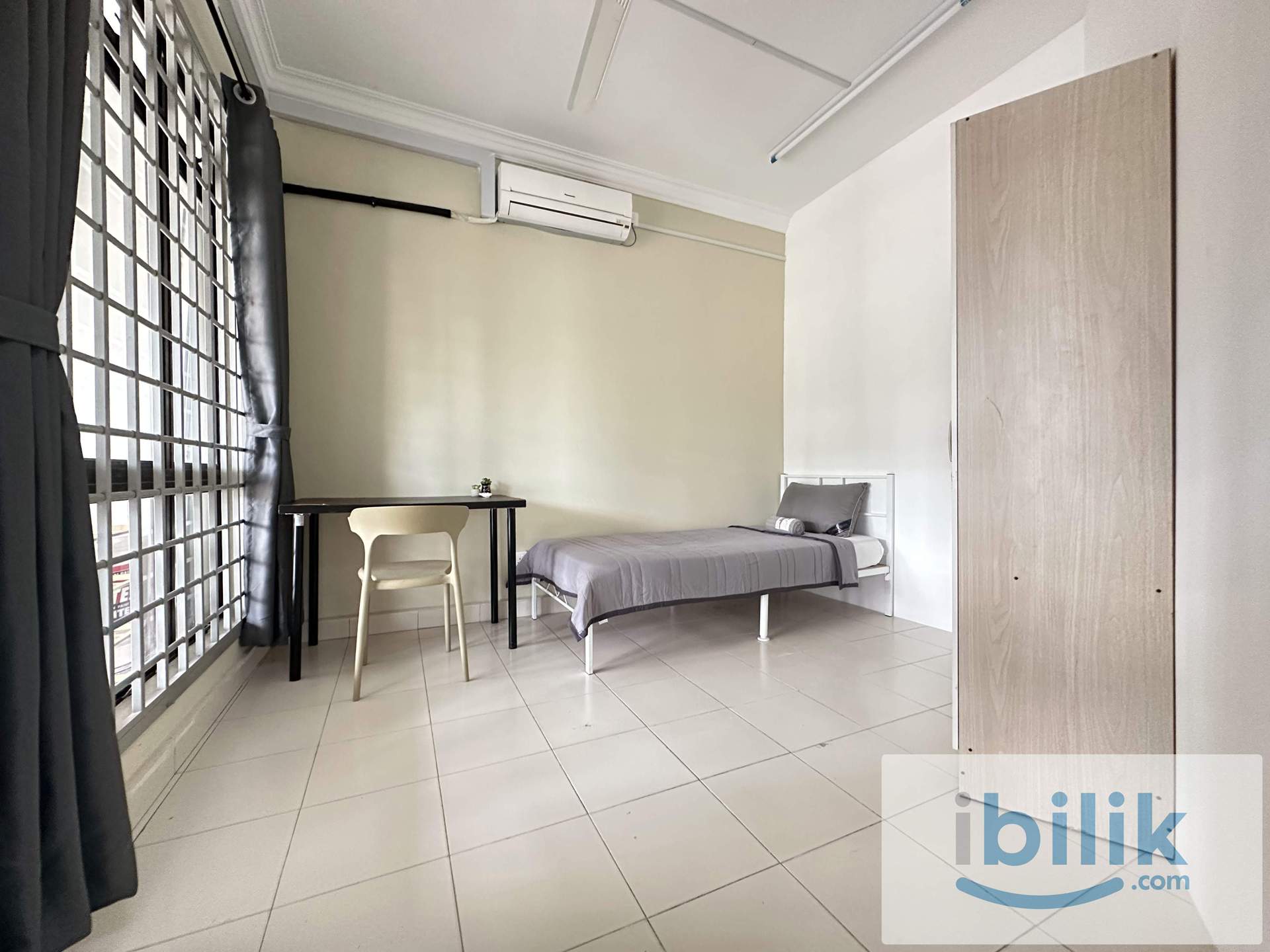 🌟Mount Austin Big Fully Furnished Single Aircon Room for Rent🌟 - Image 1