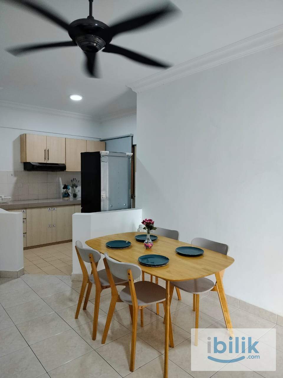 Small Single Room With Windows - Image 2