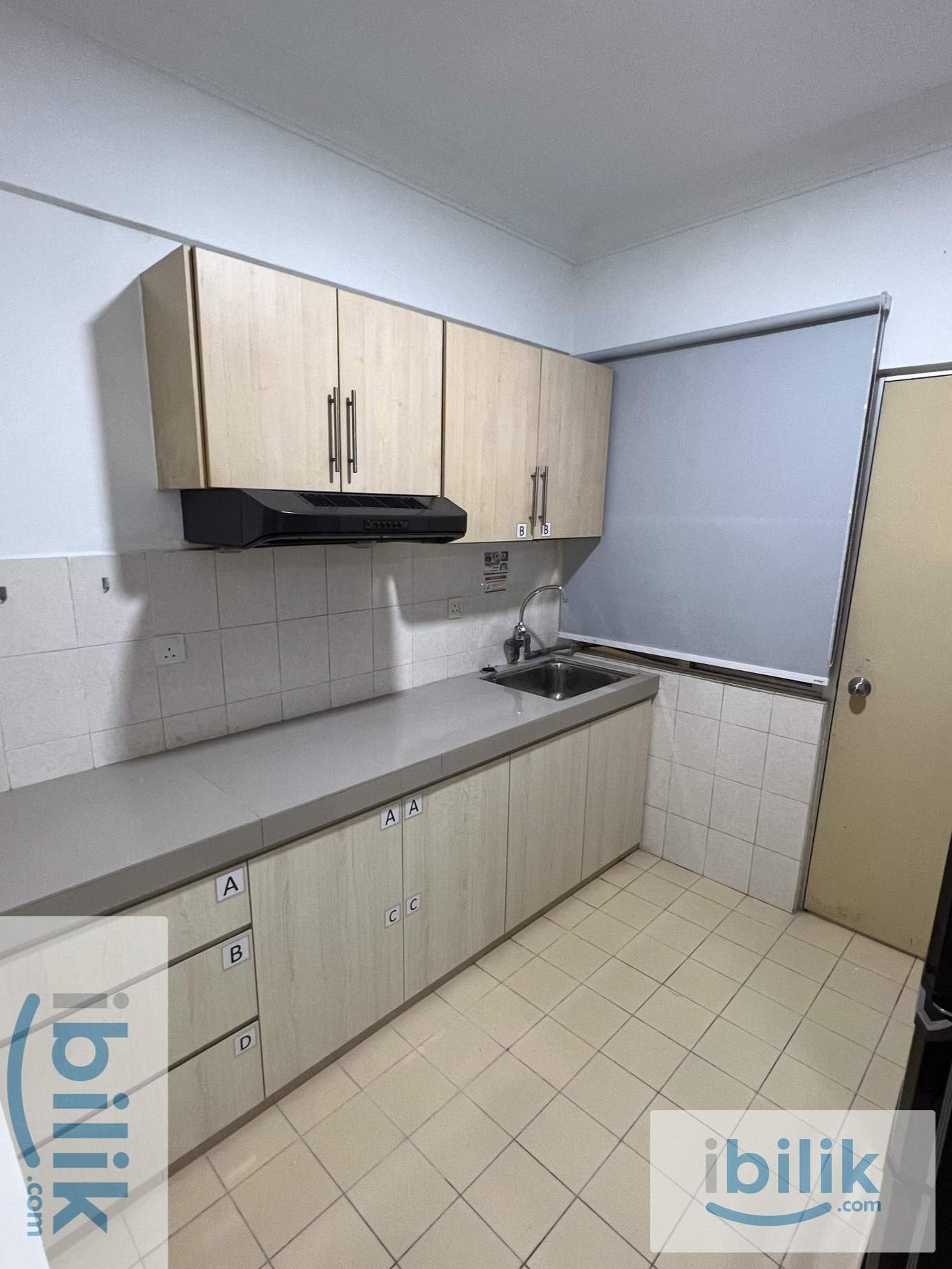 Small Single Room With Windows - Image 4