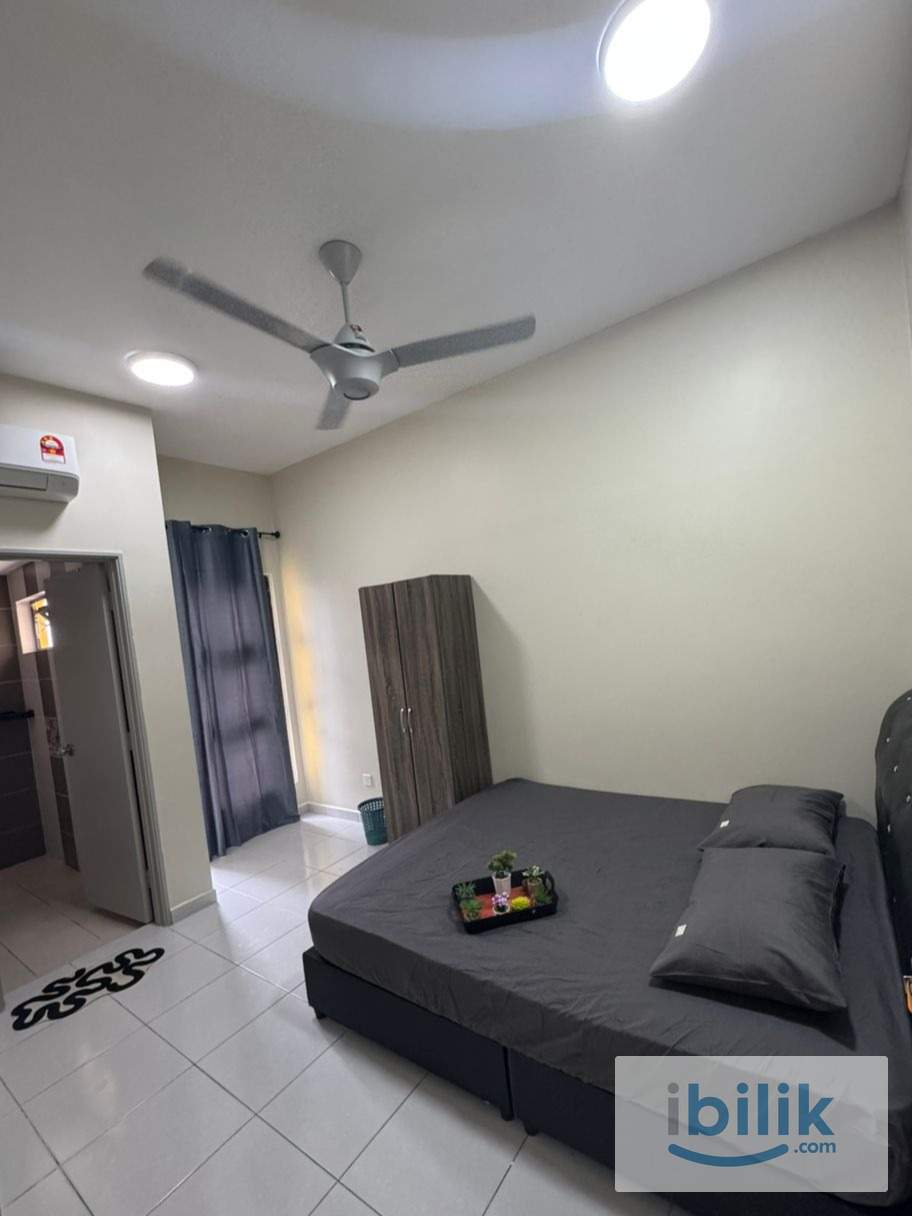RESIDENSI EMAS master room with private bathroom  - Image 1