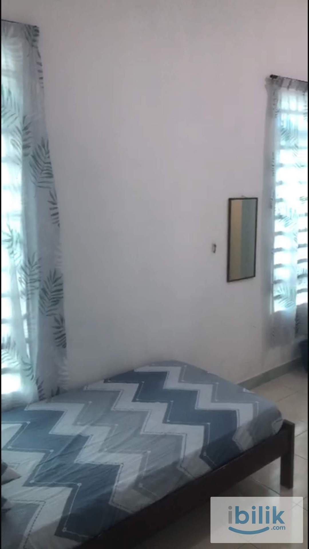 Middle Room With Private Bathroom at Bandar Seri Botani - Image 1