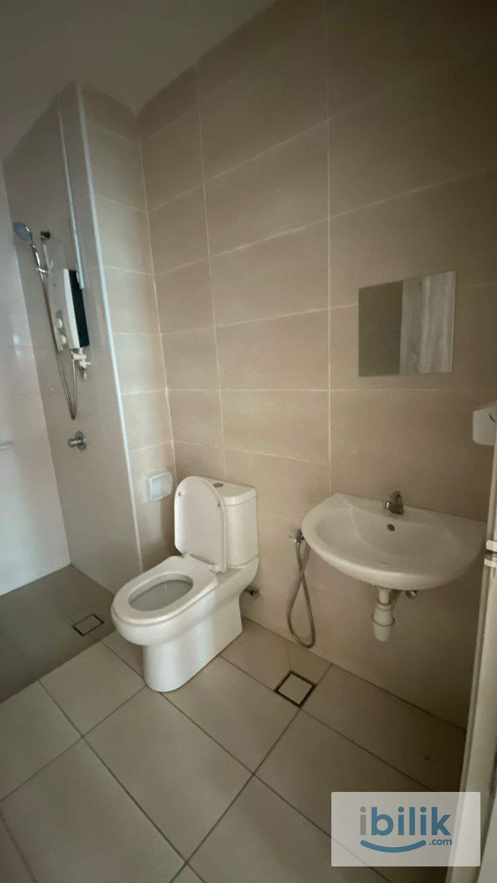 MASTER ROOM WITH PRIVATE TOILET AND CARPARK - Image 2