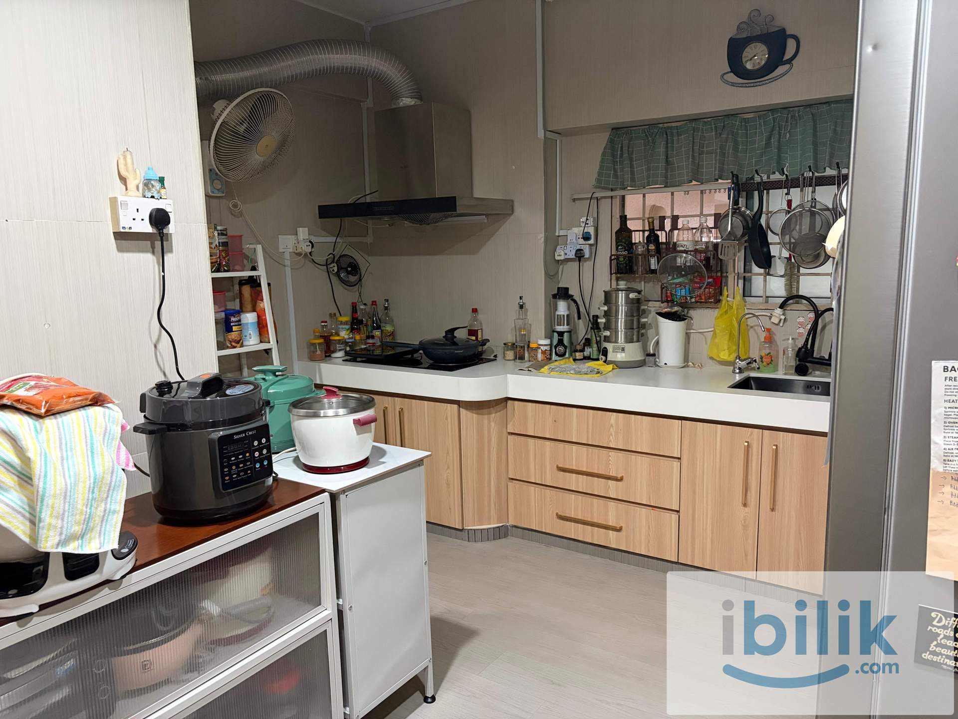 Lovely furnished room by in Menara Jaya section 14 - Image 4