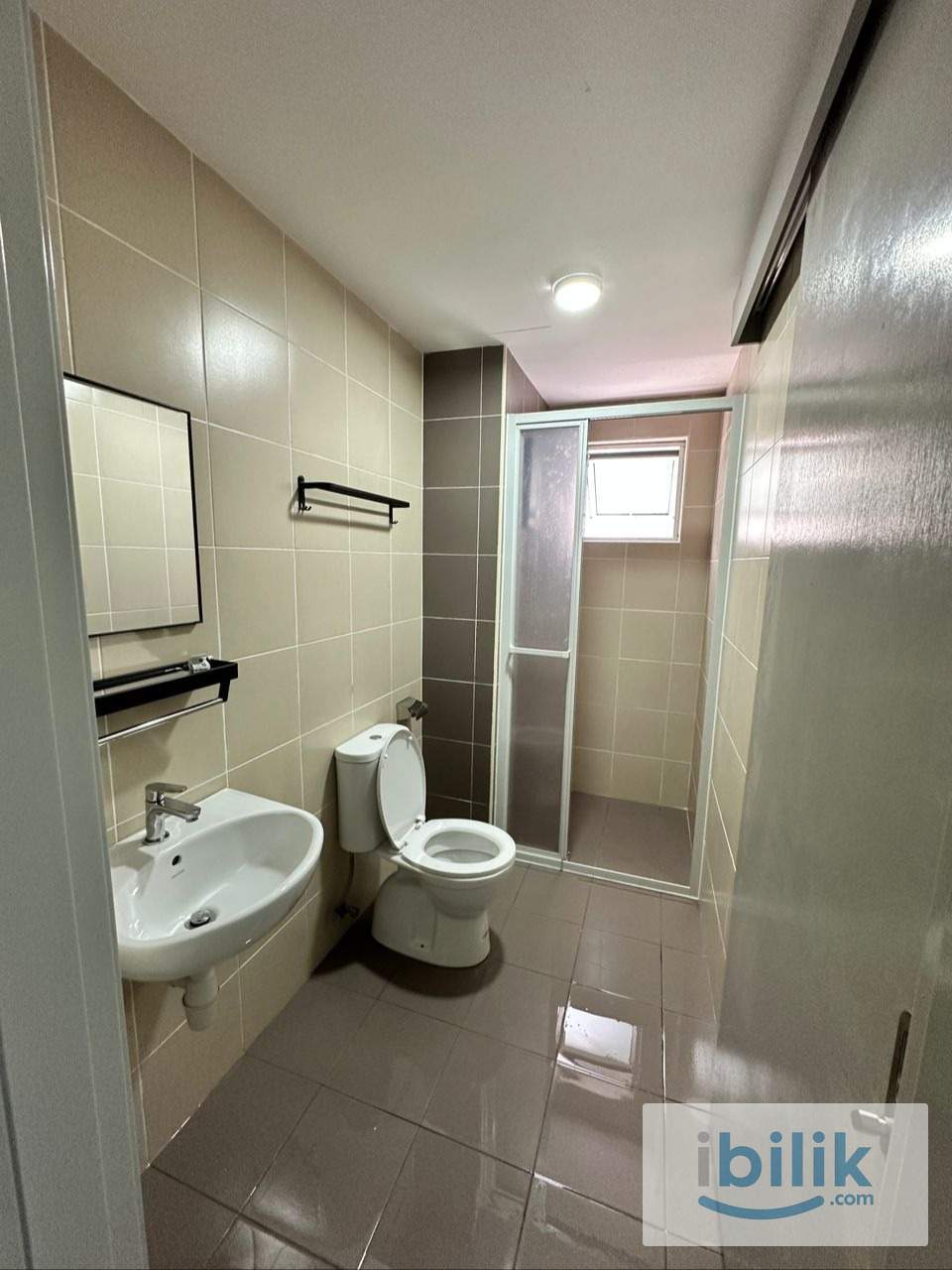 Private Bathroom @ Medium Room - Image 4
