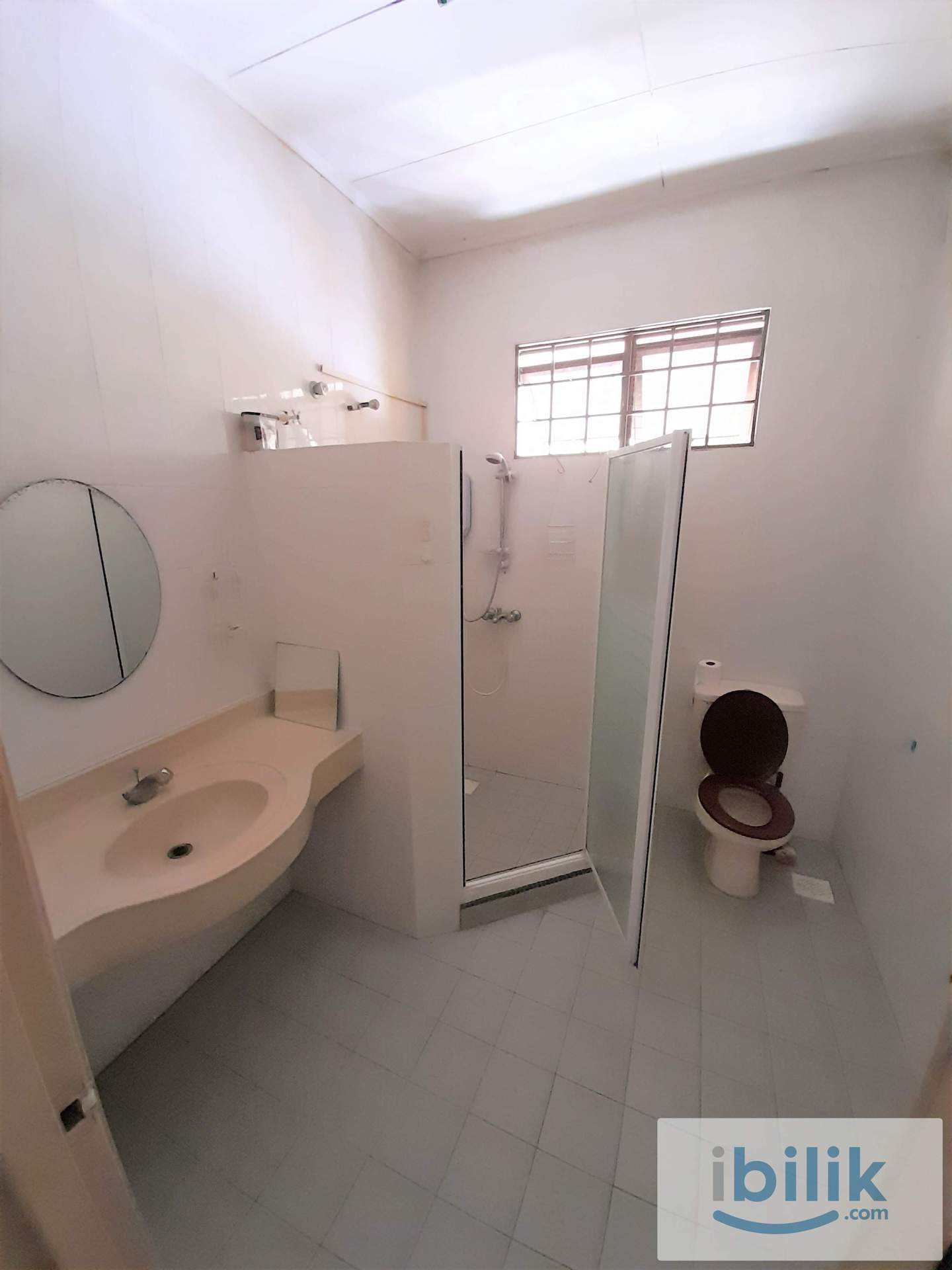 Large Master Bedroom Facing Park in BU11 - Image 6