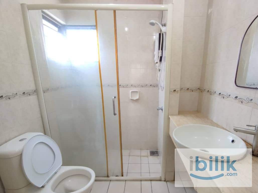 Master bedroom at Pelangi utama condominium - Image 3