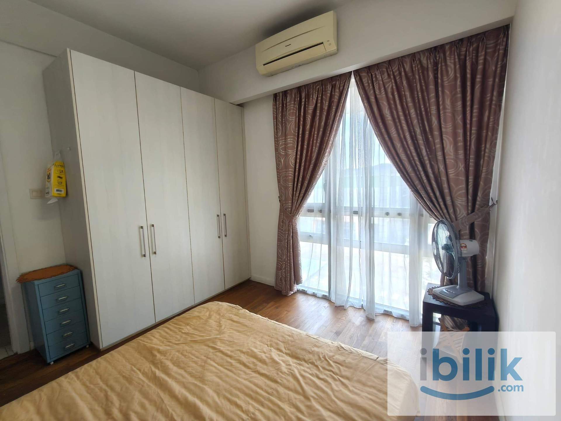Modern Tastfully furnished room - Image 1