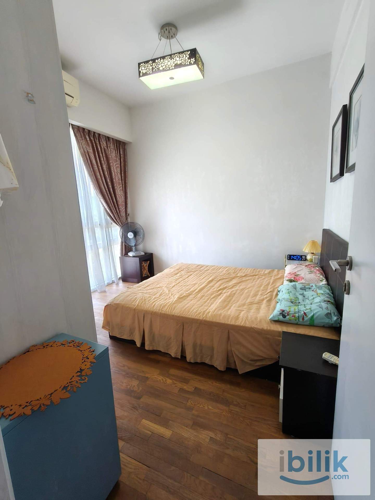 Modern Tastfully furnished room - Image 2