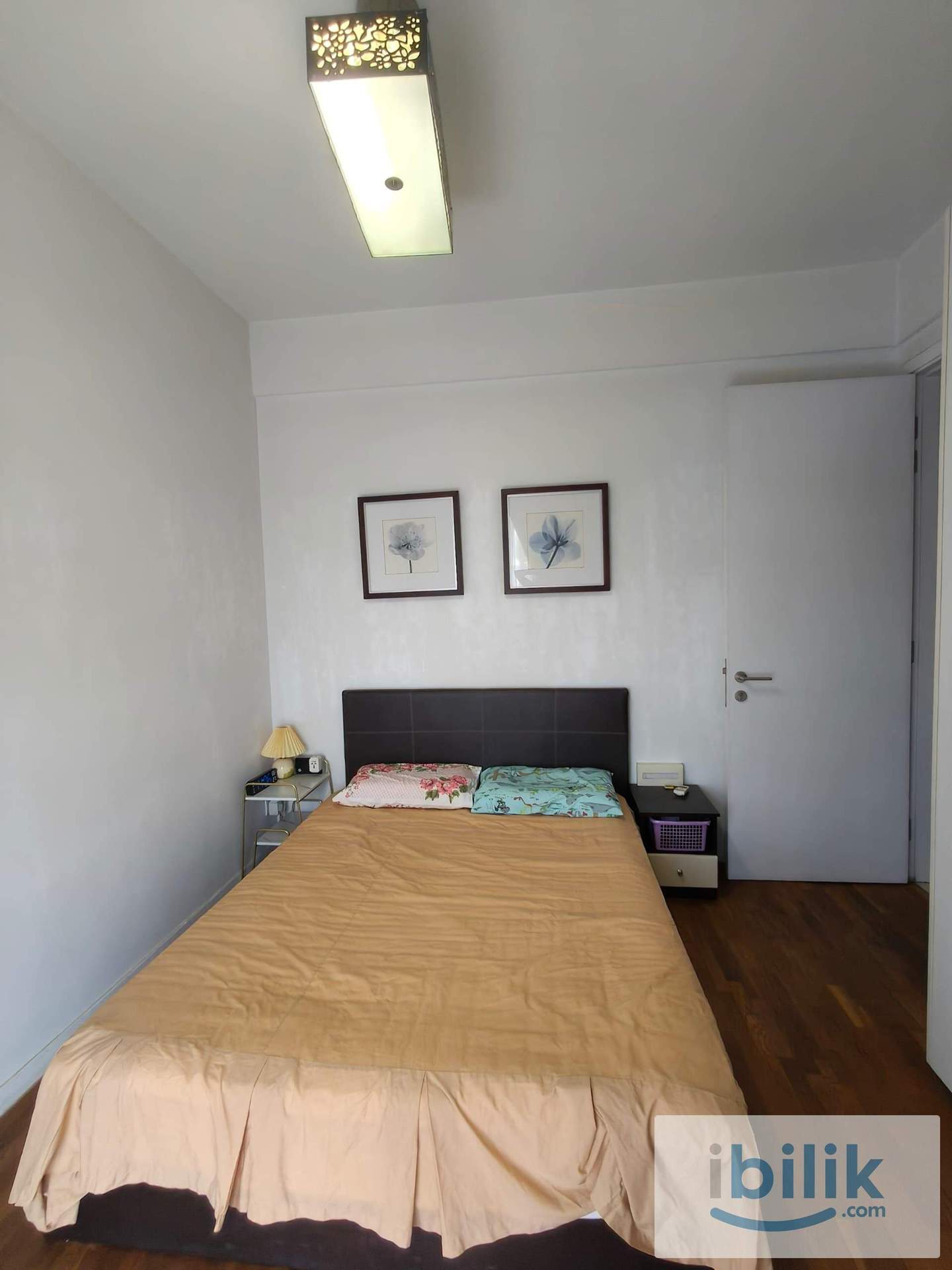 Modern Tastfully furnished room - Image 3