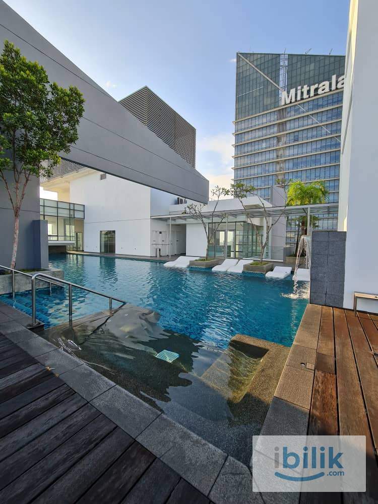 Modern Tastfully furnished room - Image 5