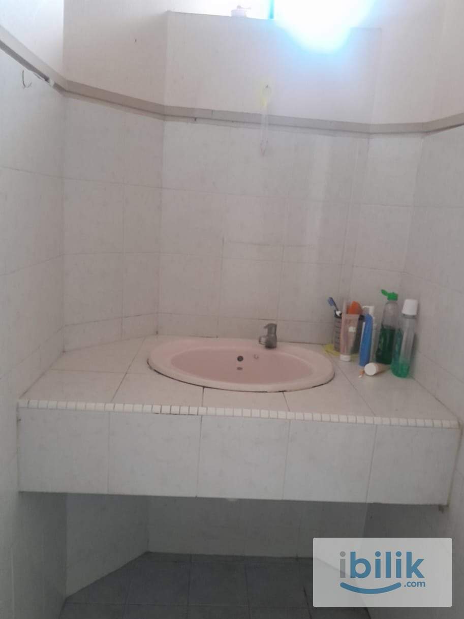 Middle Room at Bandar Utama, Petaling Jaya - Image 4
