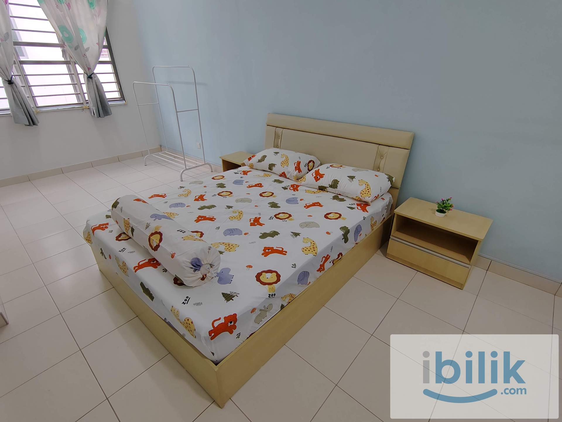 Middle Room with Bathroom - Female Only - Image 2