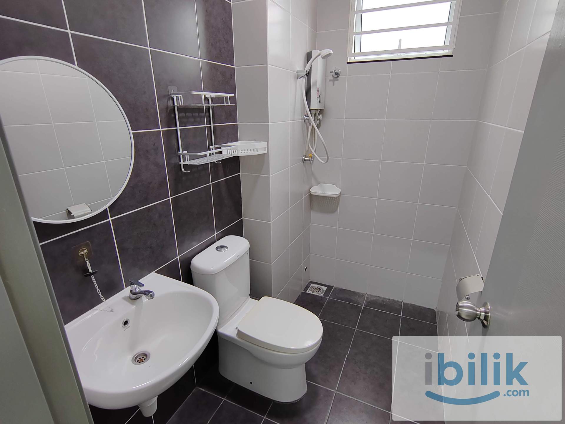 Middle Room with Bathroom - Female Only - Image 7