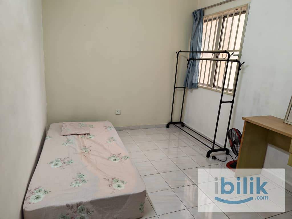 Cozy middle room at Metroview Condo near LRT Wangsa Maju - Image 1