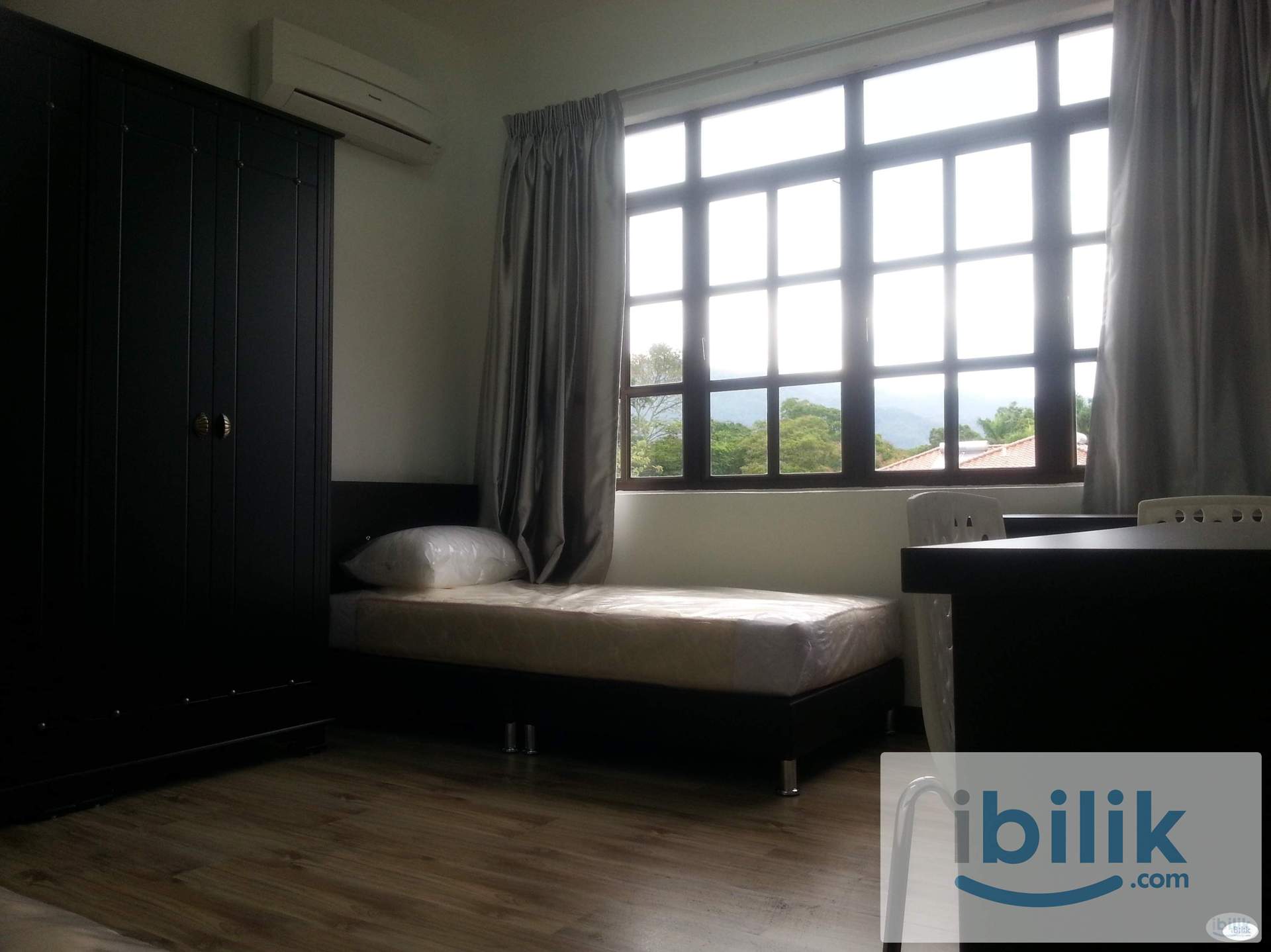 Room with private bathroom in Georgetown with utilities and weekly cleaning services included - Image 4
