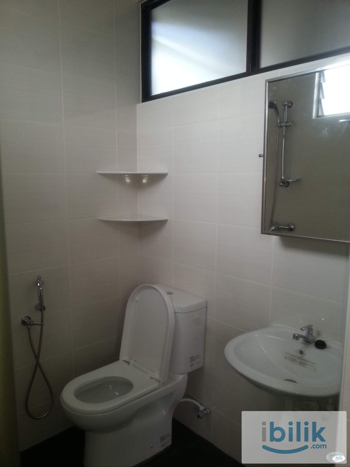 Room with private bathroom in Georgetown with utilities and weekly cleaning services included - Image 5
