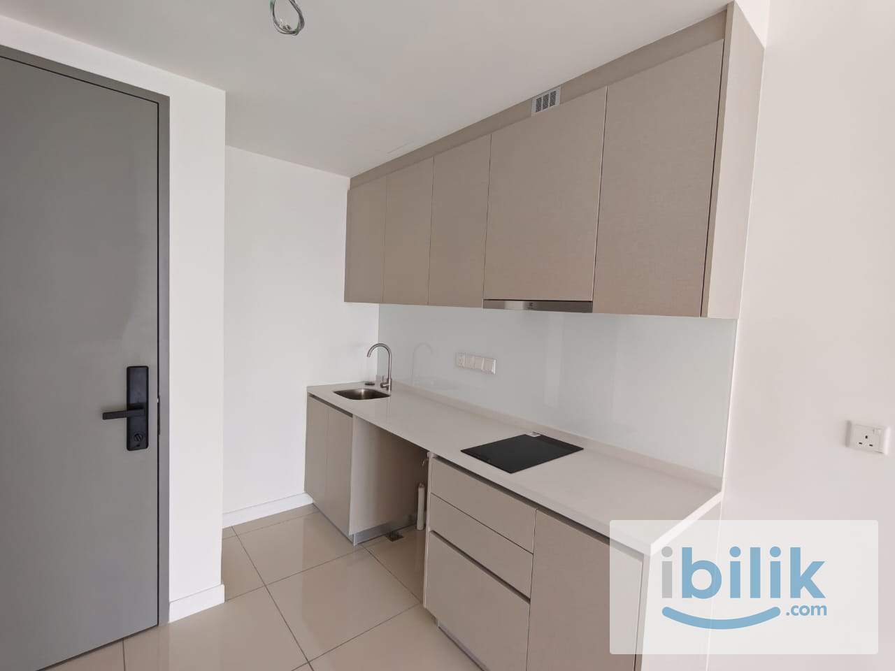 Lrt Pudu Skyline Kl 1 room for rent Partial Furnish RM 1900 only - Image 1