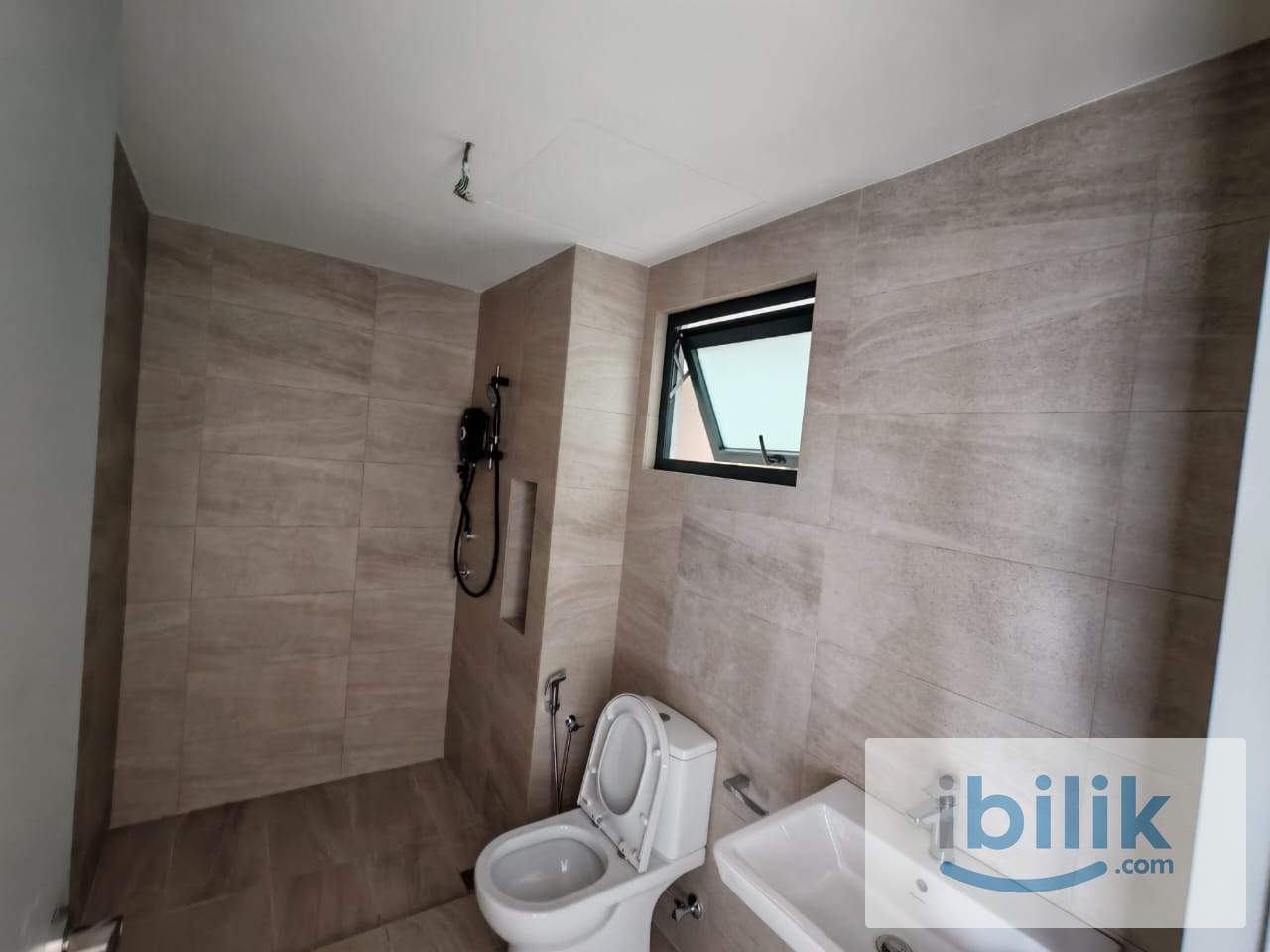 Lrt Pudu Skyline Kl 1 room for rent Partial Furnish RM 1900 only - Image 3