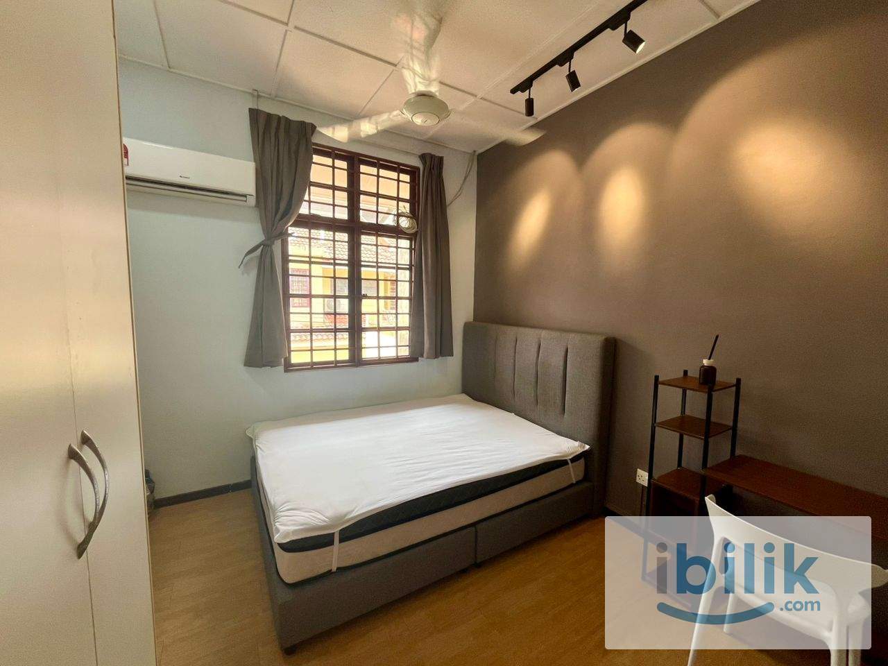 Medium Room Female Unit, Attached shared Bathroom at Damansara Emas, Kota Damansara - Image 1