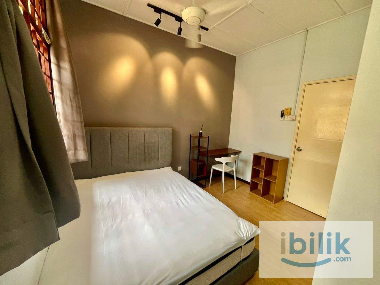Medium Room Female Unit, Attached shared Bathroom at Damansara Emas, Kota Damansara - Image 4