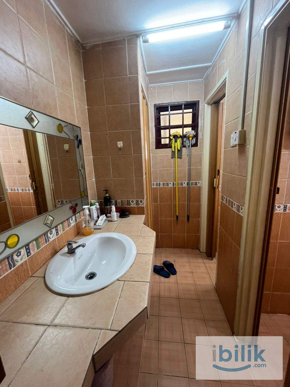 Medium Room Female Unit, Attached shared Bathroom at Damansara Emas, Kota Damansara - Image 5