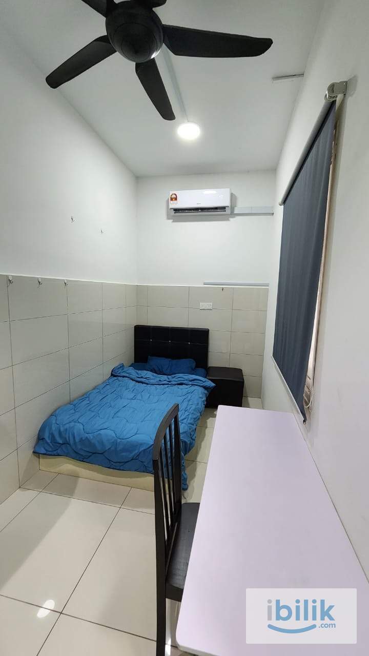 Small room with internal window at The Havre - Image 1