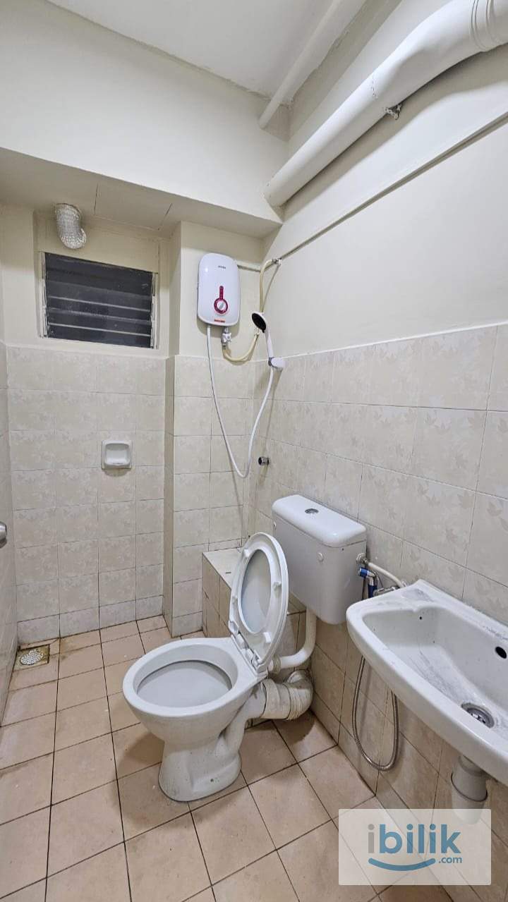 Middle Room at Lestari Apartment, Bandar Sri Permaisuri - Image 6