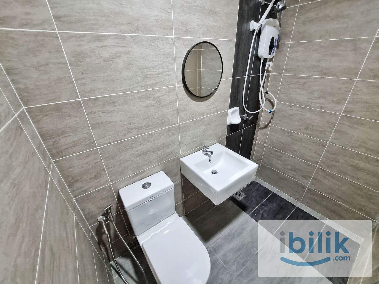 (A162A) RD 👩🏼 All Female Master Room A at Residensi Suasana, Damansara Damai - Image 1