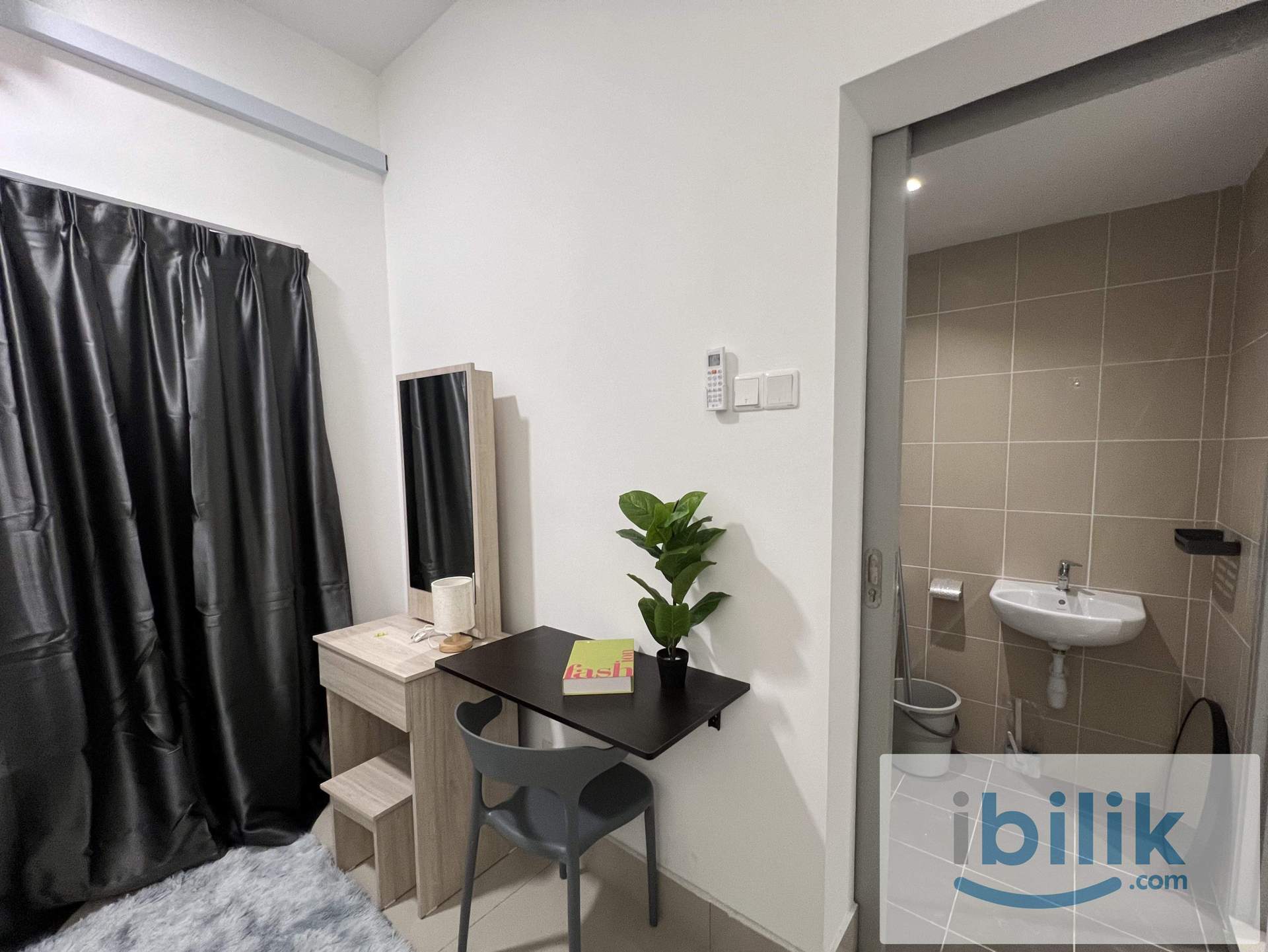 Medium room attached bathroom - Image 2
