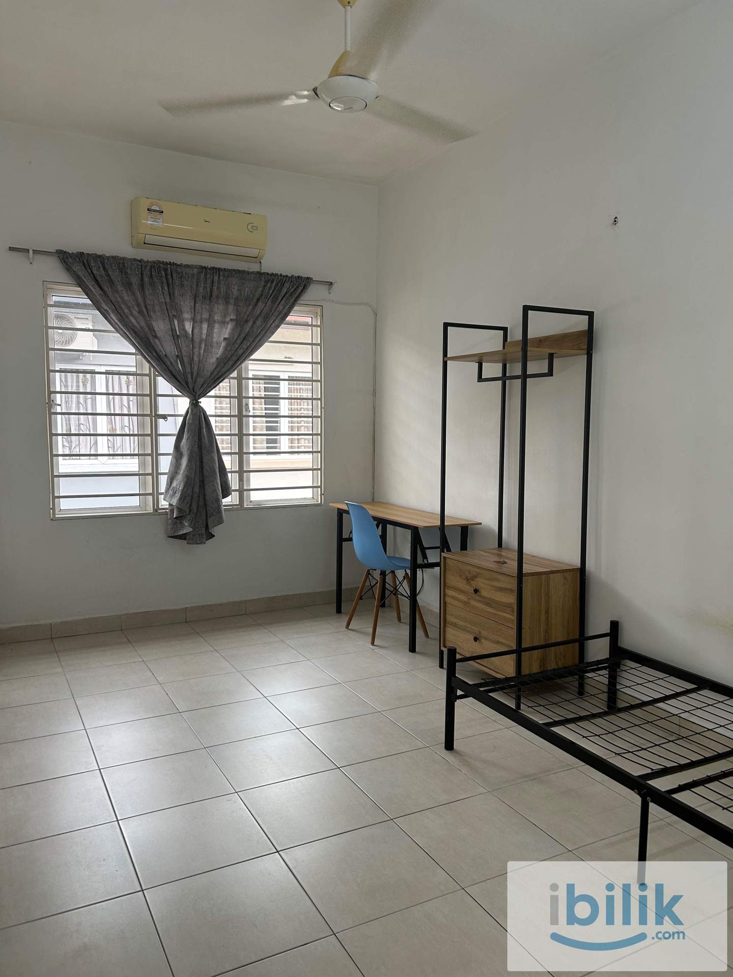 Middle Aircond Room  - Image 1