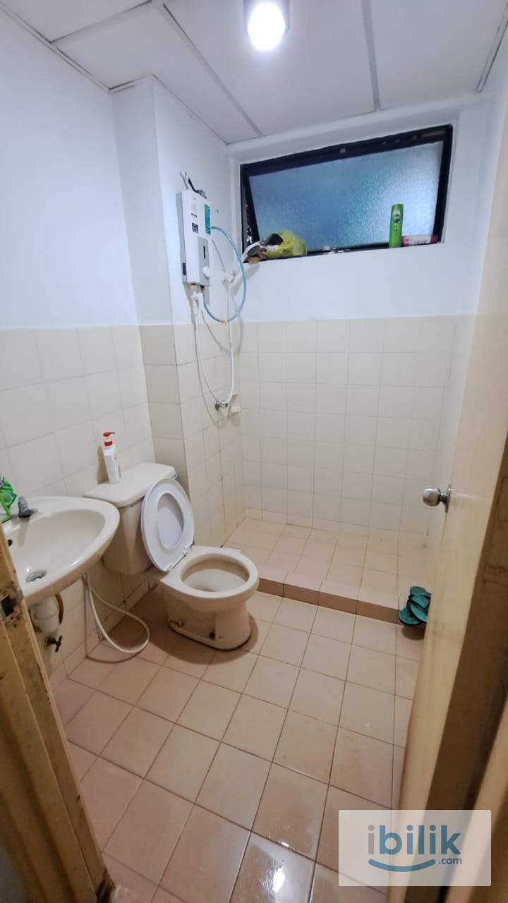 Cyberia Smarthomes, Cyberjaya - (Male) Master Room with Wifi ~Well Kept  - Image 3