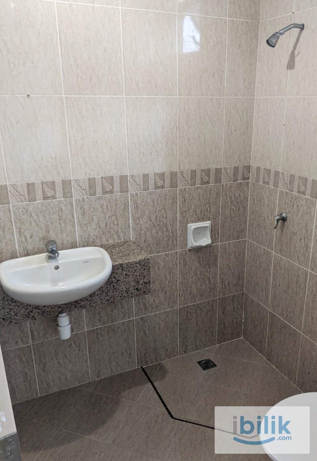 Middle Room with En Suite | 3-Storey Terrace | All Utilities Included - Image 2