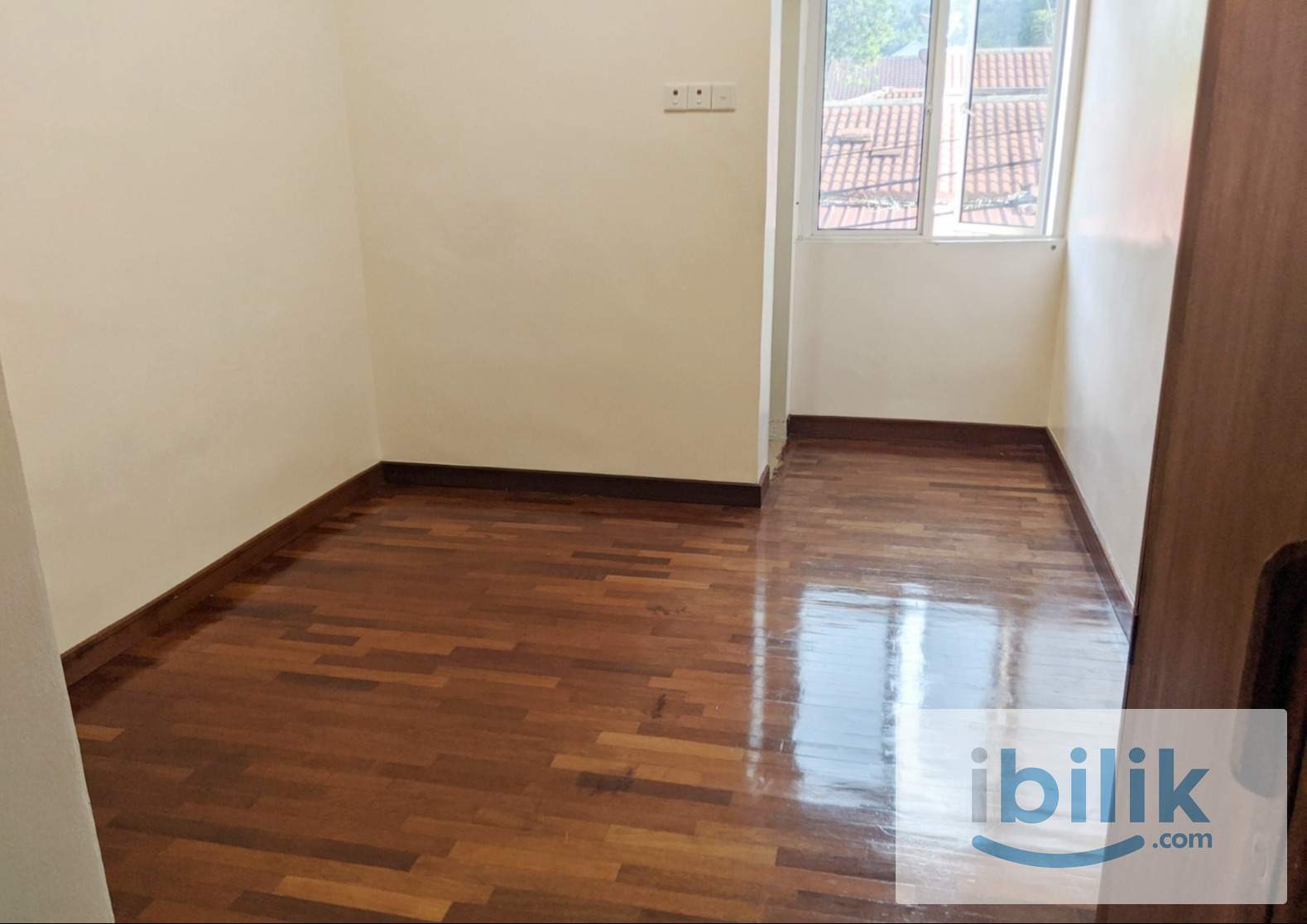 Middle Room with En Suite | 3-Storey Terrace | All Utilities Included - Image 3