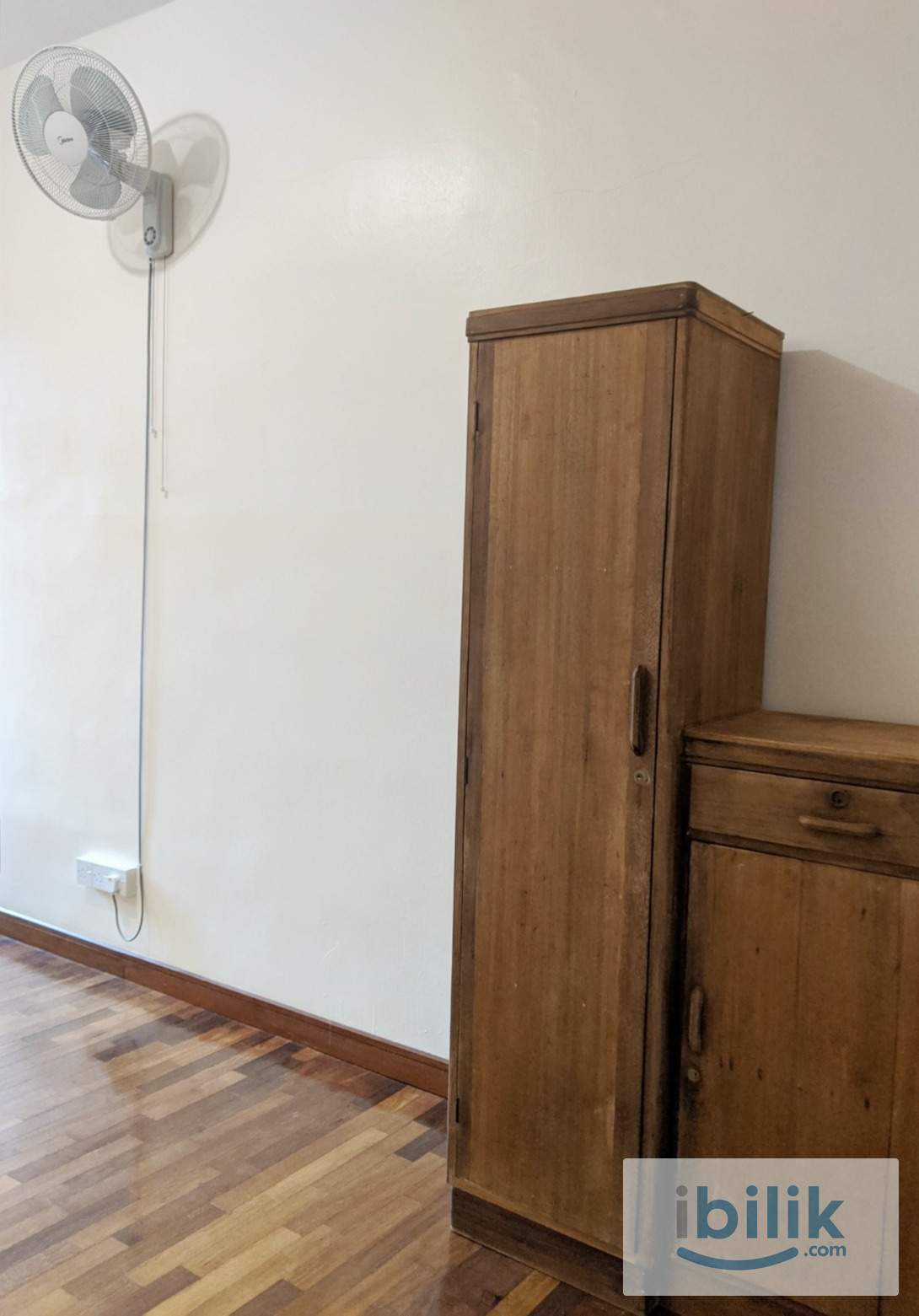 Middle Room with En Suite | 3-Storey Terrace | All Utilities Included - Image 4