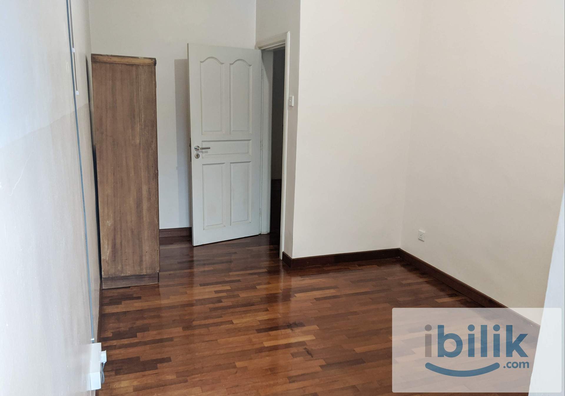 Middle Room with En Suite | 3-Storey Terrace | All Utilities Included - Image 1