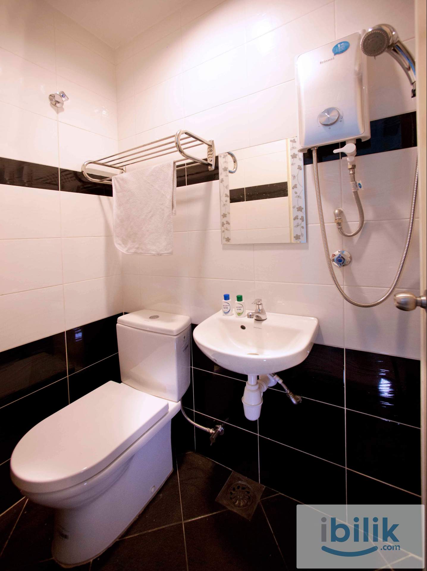 Room with PRIVATE BATHROOM PJS 7 SUNWAY  - Image 1
