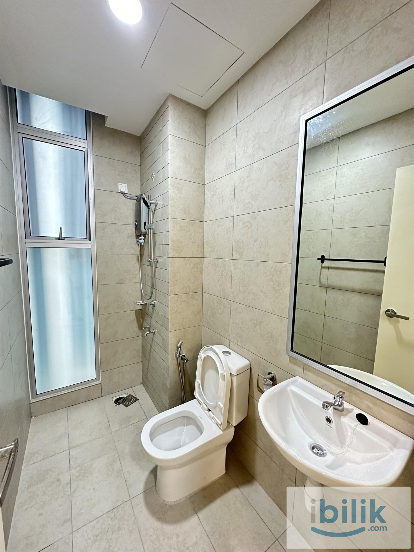 Middle Room - Image 6
