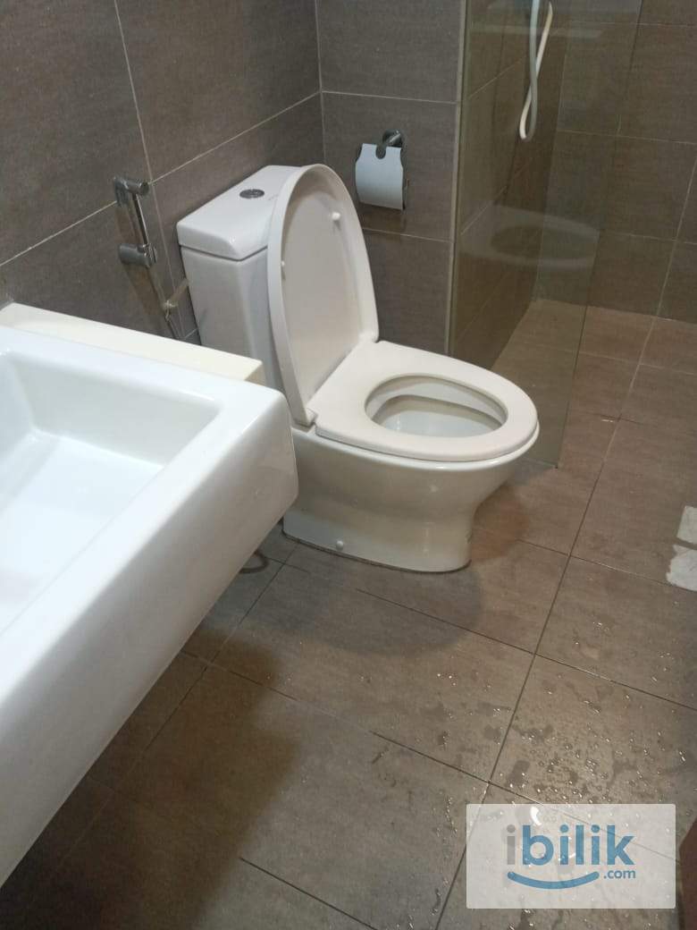 Middle Room with own Private Bathroom (1‑Month Deposit Only) - Image 4