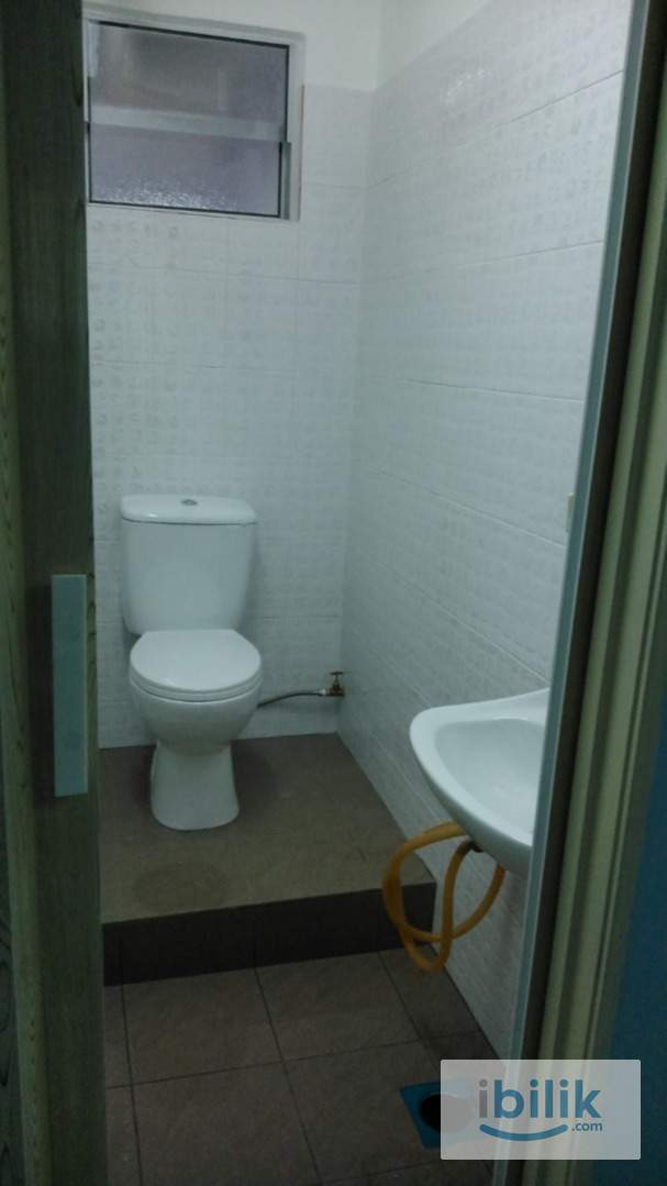 Middle Room in Plaza 393 - Image 4
