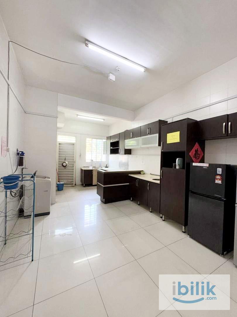 Middle Room With Private bathroom To Rent In Bandar Bukit Tinggi - Image 4