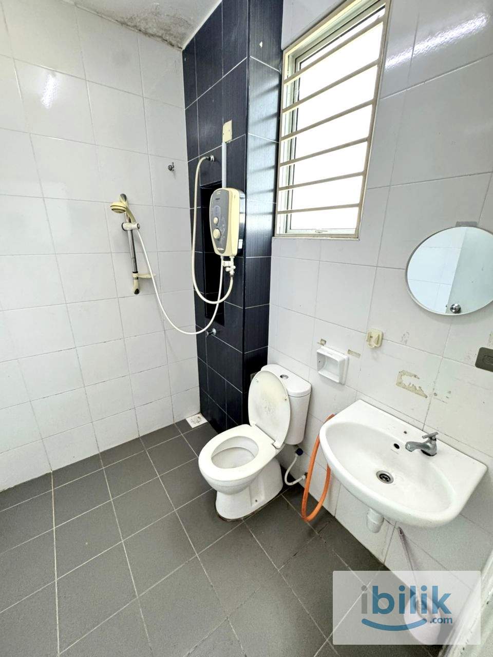 Middle Room With Private bathroom To Rent In Bandar Bukit Tinggi - Image 3
