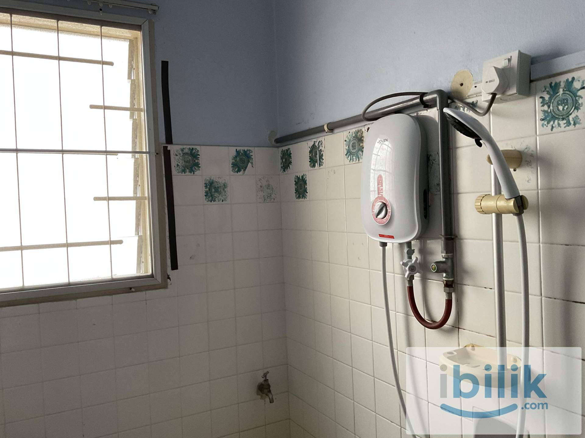 Fully furnished, private room in a bungalow house at Bukit Baru, near General Hospital, Batu Berendam Industrial, Pos Ma - Image 4