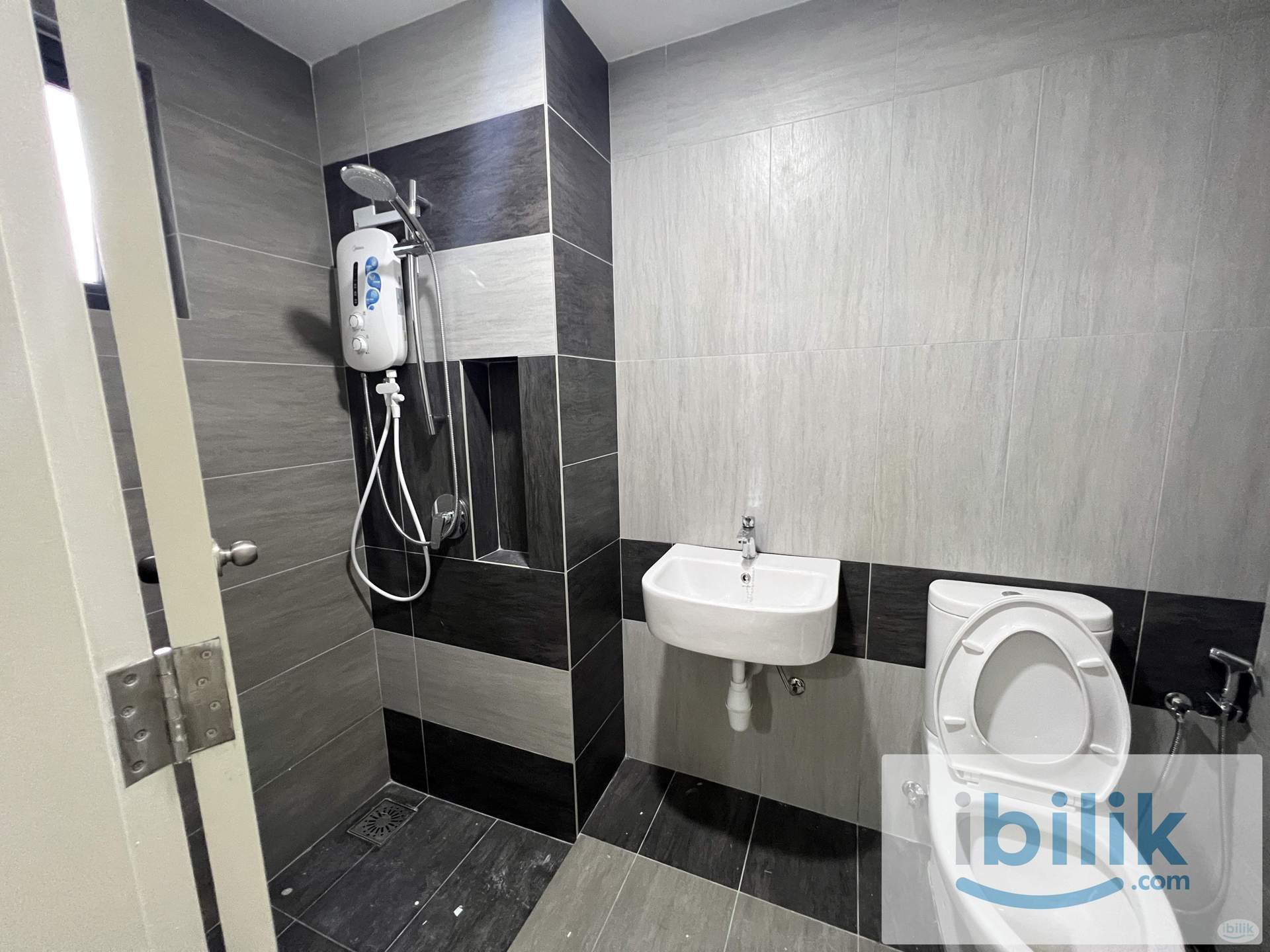 Middle Room with Private Bathroom for Rent – Aster Residence, Cheras (Direct MRT Taman Connaught Link!) - Image 2