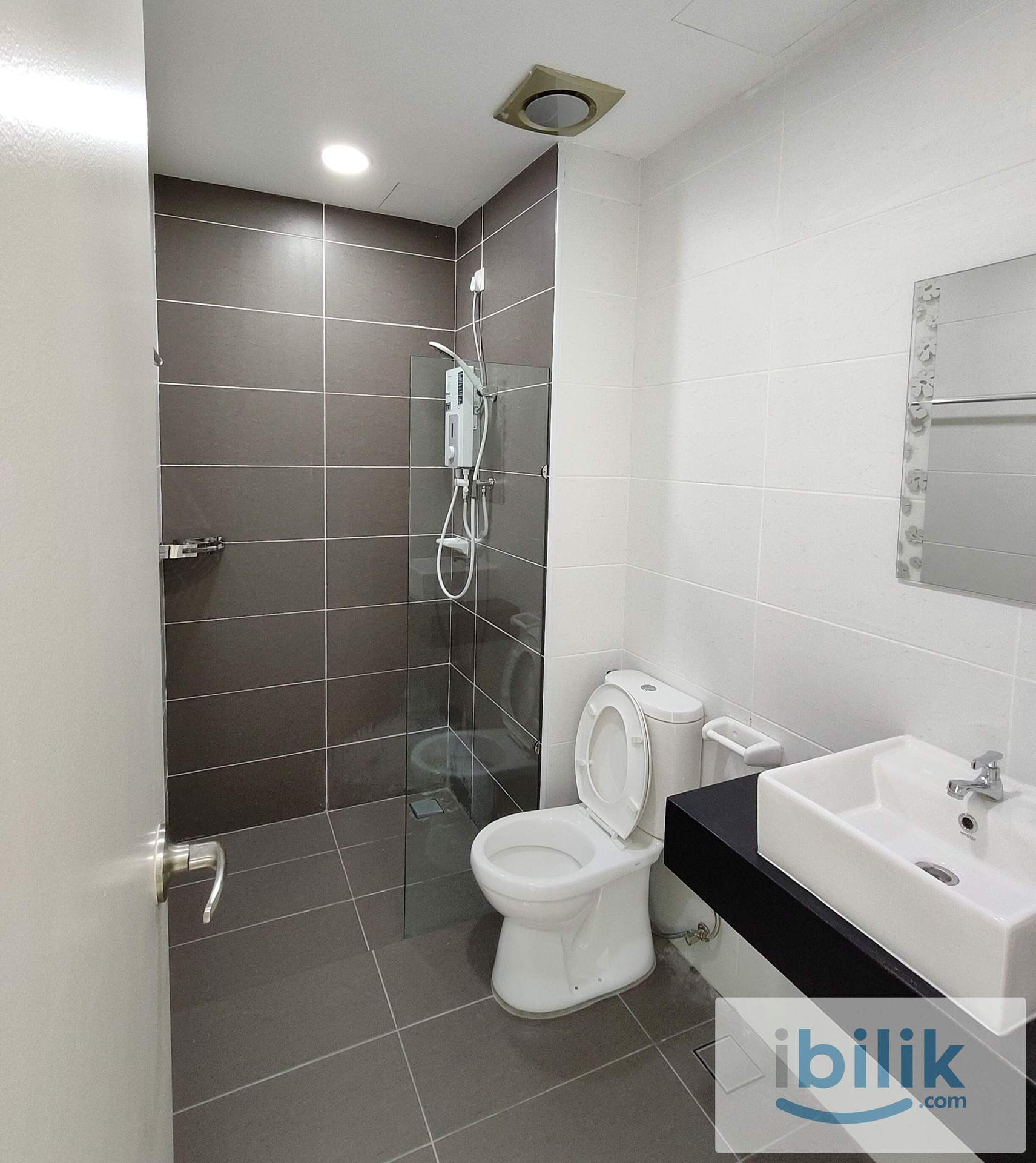 Fully-furnished Middle Room at KSL 1 Taman Daya  - Image 2