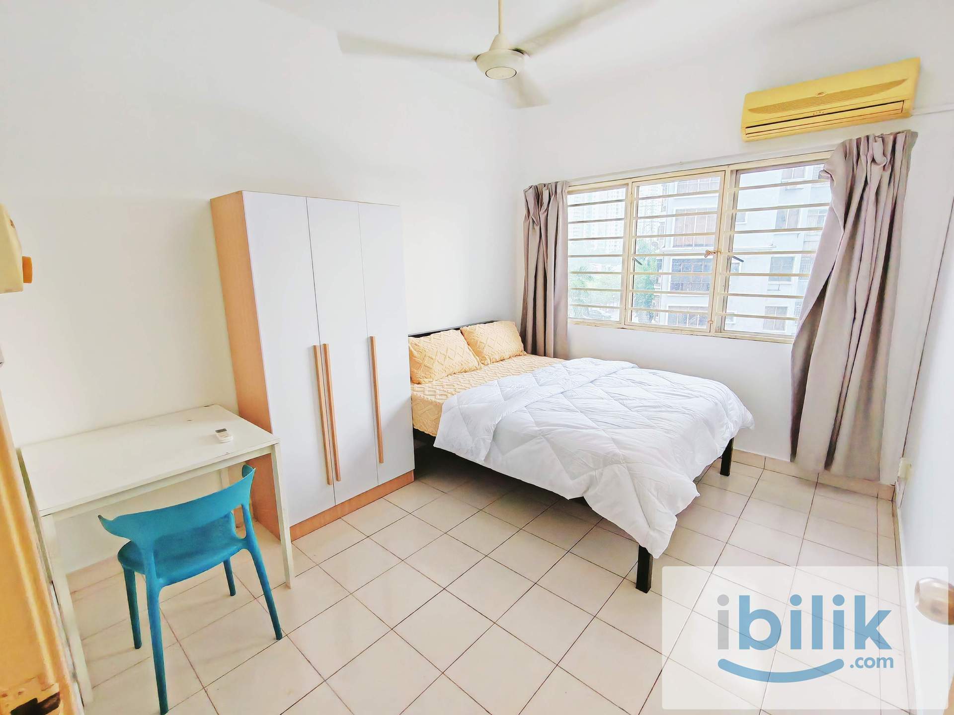 ==Female Unit==Medium Room for Rent at Suriamas Condominium - Image 1