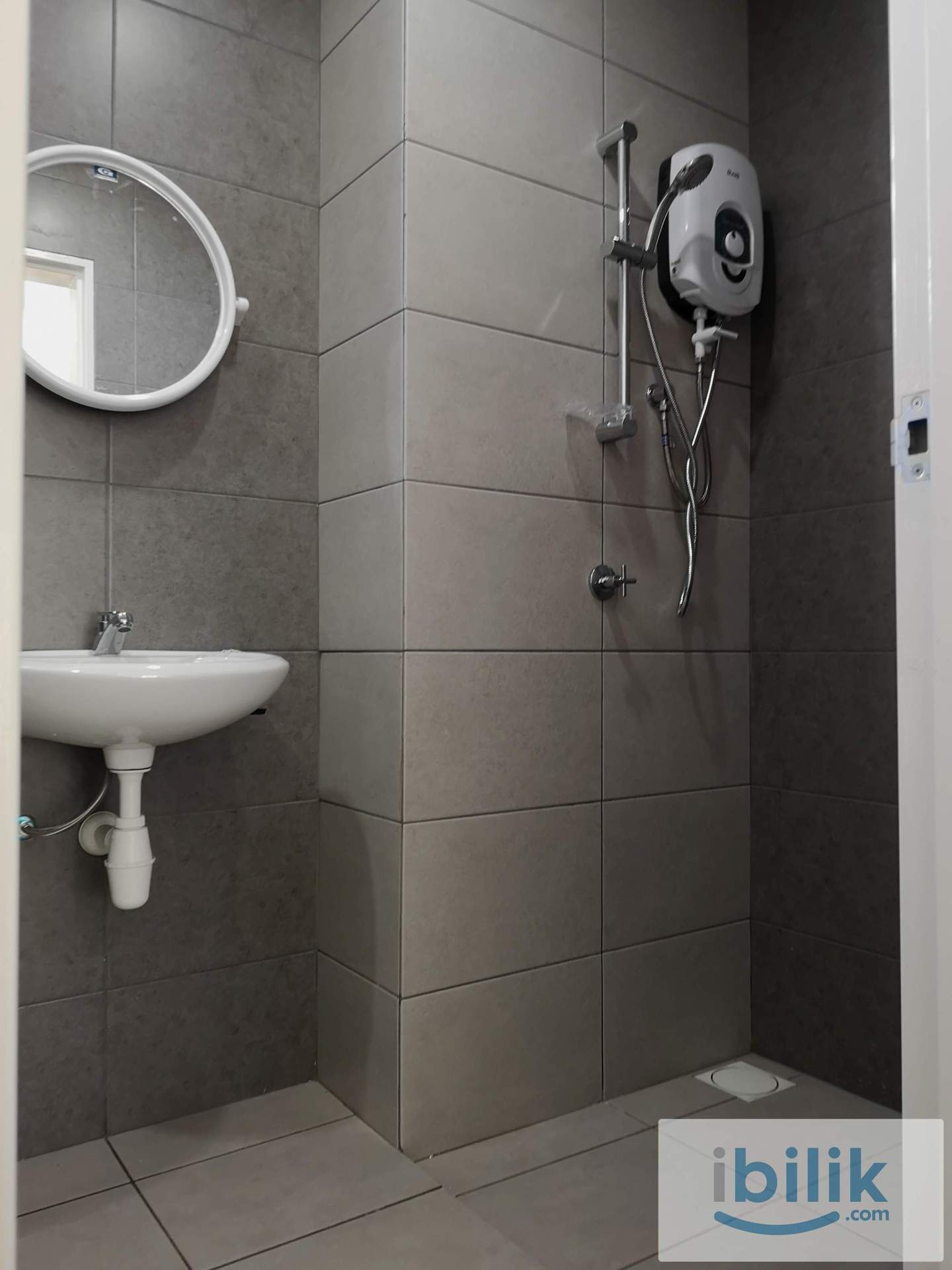 F.Furniture Masterbedroom with Private Bathroom at Casa Green @ Bukit Jalil (7 min walking distance to LRT Muhibah) - Image 4