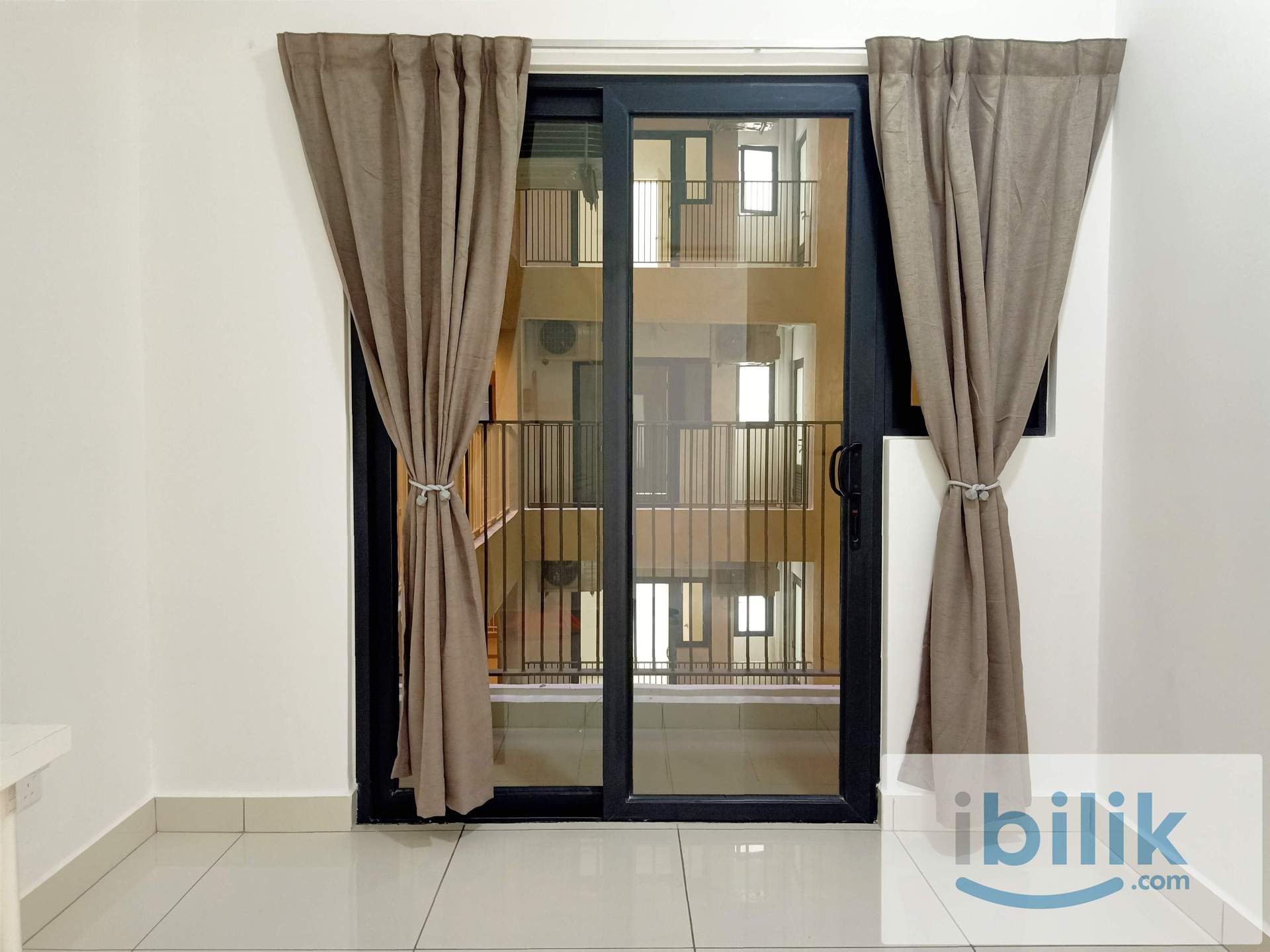 Master Room - Image 9